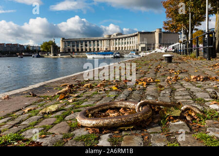 Vista del Floating Harbour con Lloyds Banking Group sede centrale in background, Bristol, Regno Unito Foto Stock