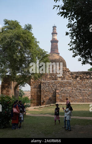 Alauddin Khalji la madrasa, che ha anche la sua tomba a sud di Qutub Minar, ca 1316 ANNUNCIO Foto Stock