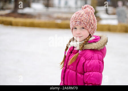 Bambina all'aperto in inverno Foto Stock