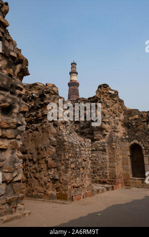 Alauddin Khalji la madrasa, che ha anche la sua tomba a sud di Qutub Minar, ca 1316 ANNUNCIO Foto Stock