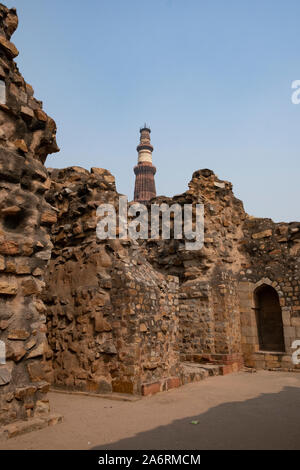 Alauddin Khalji la madrasa, che ha anche la sua tomba a sud di Qutub Minar, ca 1316 ANNUNCIO Foto Stock