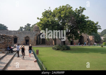 Alauddin Khalji la madrasa, che ha anche la sua tomba a sud di Qutub Minar, ca 1316 ANNUNCIO Foto Stock