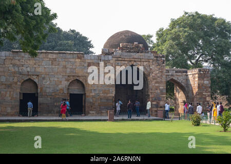 Alauddin Khalji la madrasa, che ha anche la sua tomba a sud di Qutub Minar, ca 1316 ANNUNCIO Foto Stock