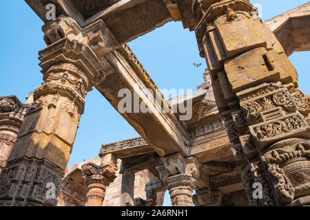 Tempio Jain pilastro dal Qutub Minar complesso, Delhi. Foto Stock