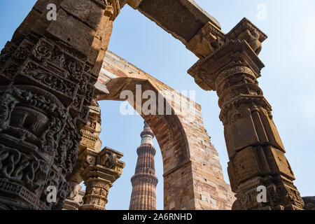 Tempio Jain pilastro dal Qutub Minar complesso, Delhi. Foto Stock