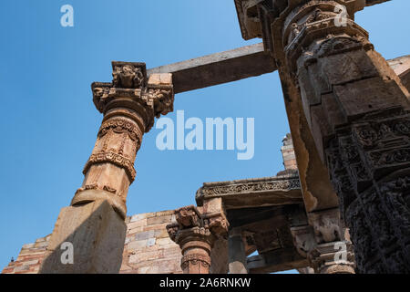 Tempio Jain pilastro dal Qutub Minar complesso, Delhi. Foto Stock