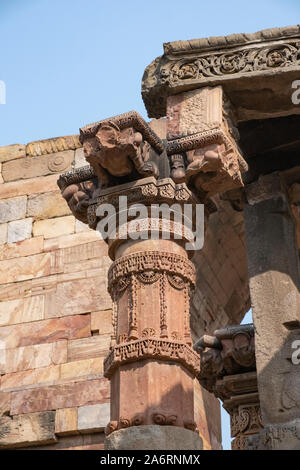 Tempio Jain pilastro dal Qutub Minar complesso, Delhi. Foto Stock