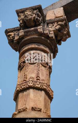 Tempio Jain pilastro dal Qutub Minar complesso, Delhi. Foto Stock