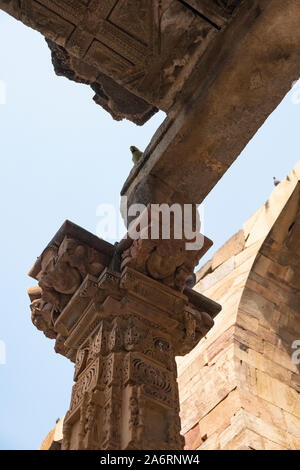 Tempio Jain pilastro dal Qutub Minar complesso, Delhi. Foto Stock