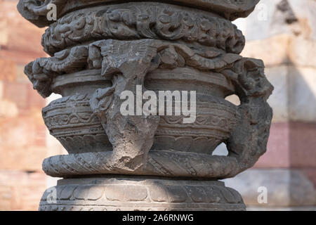 Tempio Jain pilastro dal Qutub Minar complesso, Delhi. Foto Stock