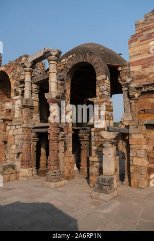 Tempio Jain pilastro dal Qutub Minar complesso, Delhi. Foto Stock