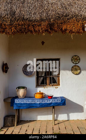 Esposizione di ceramica tradizionale vicino casa ungherese in Szentendre Skanzen Museo del villaggio. Foto Stock