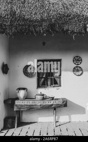 Foto in bianco e nero di esposizione della Ceramica vicino tradizionale casa ungherese in Szentendre Skanzen Museo del villaggio. Foto Stock