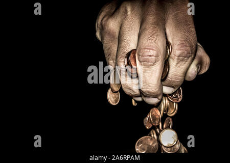 Mantenendo la mano per contenere monete prestito bancario povero ricco di risparmio banca di denaro Foto Stock