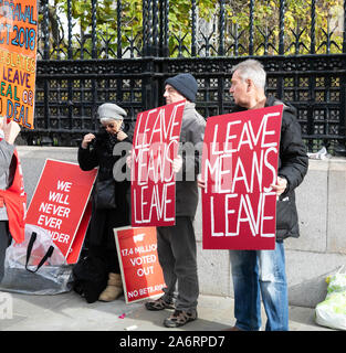 Londra, Regno Unito. 28 ott 2019. Uscire e restare Brexit manifestanti sono ancora dimostrando su College Green e al di fuori della sede del parlamento di Westminster a Londra. Come l'Unione europea concorda Brexit ritardare fino al gennaio 2020. Credito: Keith Larby/Alamy Live News Foto Stock