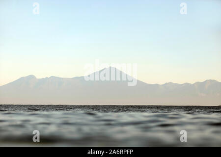 Visualizzare a Lombok island da Sumbawa island Foto Stock