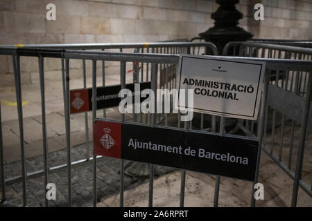 Barcellona, Spagna. 25 ott 2019. Banner dove è possibile leggere "amministrazione coloniale' durante una manifestazione di protesta di fronte al Palau de la Generalitat. Foto Stock