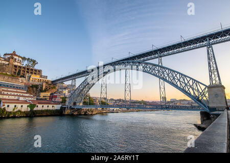 Ponte di Dom Luis I (costruito nel 1886) nel vecchio porto al tramonto Foto Stock