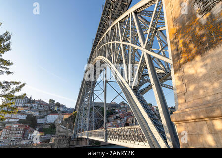 Ponte di Dom Luis I (costruito nel 1886) nel vecchio porto Foto Stock