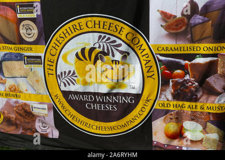 Un segno per il Cheshire Cheese Company su un cavalletto di espositori a Chatsworth gioco o Country Fair, la Chatsworth House, Derbyshire, England, Regno Unito Foto Stock