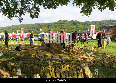 Un secco muro di pietra rendendo dimostrazione presso la Chatsworth gioco o Country Fair, la Chatsworth House, Derbyshire, England, Regno Unito Foto Stock