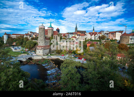 Bautzen, Germania. Xvii oct, 2019. Vista della città vecchia con il vecchio arte acqua (di seguito) e Michaeliskirche. Bautzen, alto sorabo Budy·in, è un quartiere storico nella parte orientale della Sassonia, si trova sul fiume Sprea e è la sede distrettuale del distretto Bautzen chiamato dopo di esso. Credito: Jens Büttner/dpa-Zentralbild/ZB/dpa/Alamy Live News Foto Stock