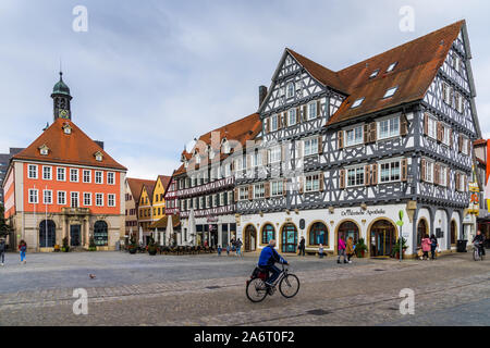 Schorndorf, Germania, 10 ottobre 2019, vecchie case studwork nel centro cittadino di schorndorf city presso la piazza del mercato con molte persone a piedi attorno al stree Foto Stock