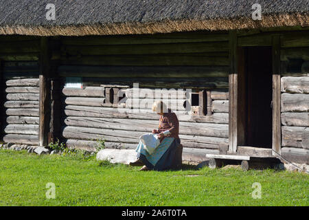 Donna che fa il ricamo in un agriturismo. Estonian Open Air Museum, Rocca al Mare. Tallinn, Estonia Foto Stock