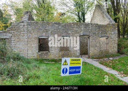 Tyneham, Dorset, Regno Unito. Il 28 ottobre 2019. Regno Unito Meteo. Veduta autunnale del villaggio fantasma di Tyneham nel Dorset che si trova nell'esercito Lulworth gamma. Il villaggio è stato evacuato nel 1943 per l'uso come area di formazione prima di D-Day. Le case distrutte sono state ormai recintata da parte del pubblico di entrare a causa di edifici diventando pericoloso. Credito Foto: Graham Hunt/Alamy Live News Foto Stock