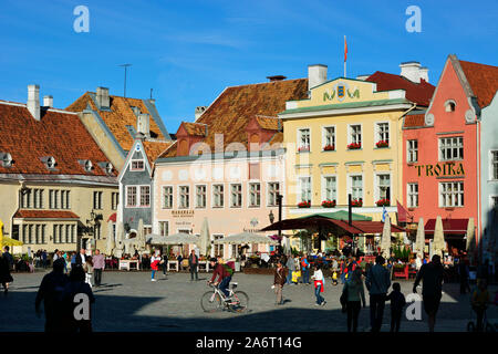 Piazza del Municipio (Raekoja plats) nella Città Vecchia, un sito Patrimonio Mondiale dell'Unesco. Tallinn, Estonia Foto Stock
