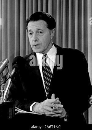 Arlington Virginia, Stati Uniti d'America, 31 gennaio 1984. Il Segretario della Difesa Caspar Weinberger risponde alle domande dei giornalisti durante un bilancio conferenza stampa al Pentagono briefing room Credit: Mark Reinstein / MediaPunch Foto Stock