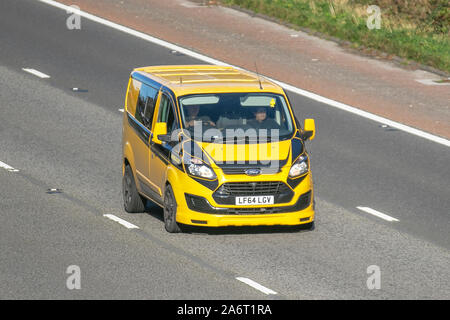 2014 giallo Ford Transit Custom 310 Eco-TE; Regno Unito il traffico veicolare, trasporti, veicoli moderni, carrozze salone, sud-legato sulla corsia di 3 M6 motorway autostrada. Foto Stock