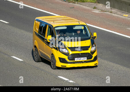 2014 giallo Ford Transit Custom 310 Eco-TE; Regno Unito il traffico veicolare, trasporti, veicoli moderni, carrozze salone, sud-legato sulla corsia di 3 M6 motorway autostrada. Foto Stock