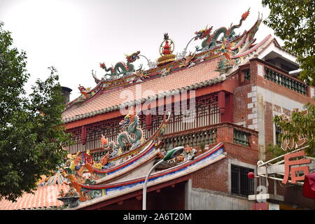 Moltitudine di draghi decorare i tetti del centro storico Tonghuai Guanyue tempio Cinese di religione nativa nel centro cittadino di Quanzhou Foto Stock