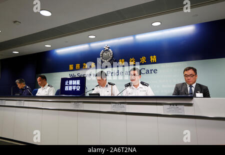 Hong Kong Cina Hong Kong. 28 ott 2019. Kong Wing-cheung (2nd, R), senior sovrintendente della Polizia Relazioni Pubbliche Branch, parla in una conferenza stampa nel sud della Cina di Hong Kong, 28 ottobre 2019. La polizia di Hong Kong ha hanno arrestato 206 persone coinvolte in incidenti violenti durante la scorsa settimana la polizia ha detto che qui il lunedì. Credito: Li Zhen/Xinhua/Alamy Live News Foto Stock
