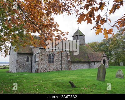 Harty, Kent, Regno Unito. 28 ottobre, 2019. Regno Unito: Meteo cielo nuvoloso e colori autunnali a Kent più remote - Chiesa di San Tommaso Apostolo situato in Harty, Kent. Credito: James Bell/Alamy Live News Foto Stock