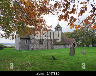 Harty, Kent, Regno Unito. 28 ottobre, 2019. Regno Unito: Meteo cielo nuvoloso e colori autunnali a Kent più remote - Chiesa di San Tommaso Apostolo situato in Harty, Kent. Credito: James Bell/Alamy Live News Foto Stock