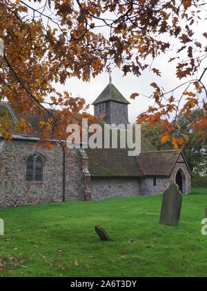 Harty, Kent, Regno Unito. 28 ottobre, 2019. Regno Unito: Meteo cielo nuvoloso e colori autunnali a Kent più remote - Chiesa di San Tommaso Apostolo situato in Harty, Kent. Credito: James Bell/Alamy Live News Foto Stock