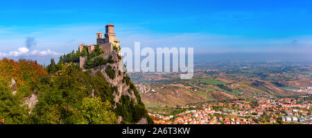 Panorama della prima torre Guaita fortezza nella città di San Marino della Repubblica di San Marino e sulle colline italiane nella giornata di sole Foto Stock