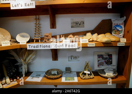 Mostra sul display in Zuni arti e del Centro Visitatori, Zuni Pueblo, Nuovo Messico. Foto Stock