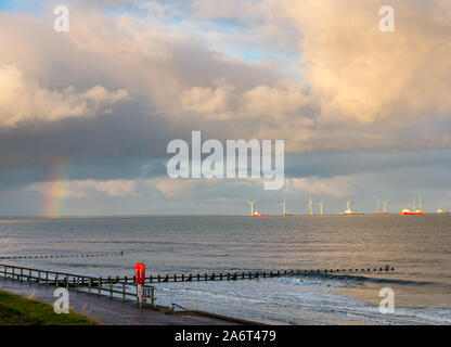 Spiaggia di Aberdeen, Aberdeen Scotland, Regno Unito, 28 ottobre 2019. Regno Unito: Meteo Sole e docce nella città causa un brillante arcobaleno al tramonto sul mare del nord guarda verso il parco eolico in Aberdeen Bay Foto Stock
