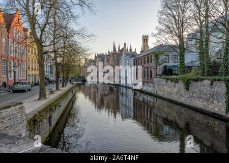 Vista sul canale del centro storico della città di Bruges Belgio. Foto Stock