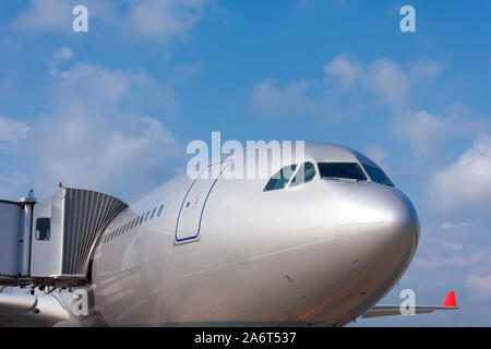 Vista di prua di un aereo di passeggero e il pozzetto con un parafango in passerella Foto Stock