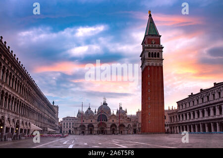 Basilica Cattedrale e Campanile di San Marco visto dalla Piazza San Marco di sunrise, Venezia, Italia. Foto Stock