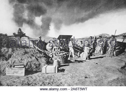 WW1 giapponese armi da assedio sparare sulla Cina Tsingtao, vintage fotografia dal 1914 Foto Stock