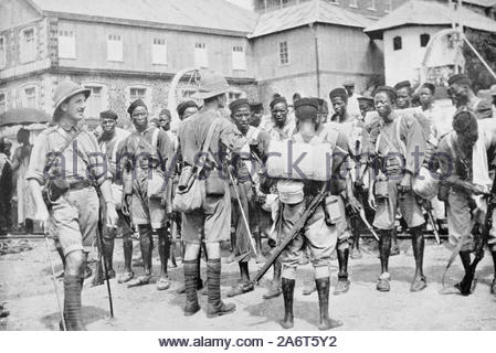 WW1 British preparazione di imbarcarsi a Freetown in Sierra Leone, vintage fotografia dal 1914 Foto Stock