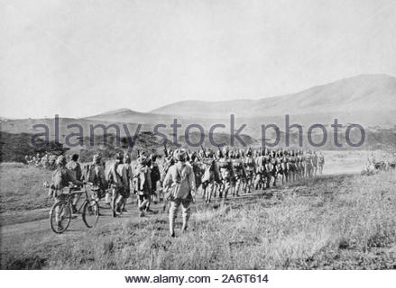 WW1 truppe indiane in marzo in British East Africa, vintage fotografia dal 1914 Foto Stock