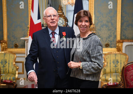 Ambasciatore francese Catherine Colonna con il veterano Geoffrey Pidgeon che hanno ricevuto la 6000th Legione d'onore, assegnato a lui e al suo ruolo nella liberazione della Francia durante la II Guerra Mondiale, durante una premiazione a Lancaster House di Londra. Foto Stock
