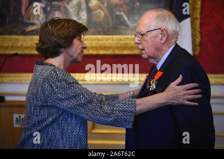 Ambasciatore francese Catherine Colonna presenta il veterano Geoffrey Pidgeon con il 6000th Legione d'onore, assegnato a lui e al suo ruolo nella liberazione della Francia durante la II Guerra Mondiale, durante una premiazione a Lancaster House di Londra. Foto Stock