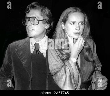 ***FILE FOTO*** Robert Evans ha passato lontano. Robert Evans e Liv Ullman 1978 Foto di Adam Scull/il PHOTOlink /MediaPunch Foto Stock